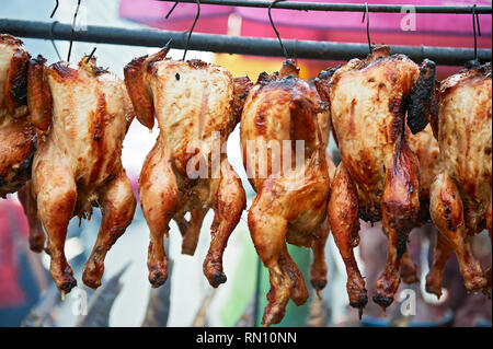 Tutto il pollo grigliato appeso in linea a venditori ambulanti carrello vicino MBK Shopping Center a Bangkok, in Thailandia