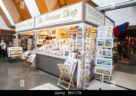 Le merci in vendita a Carmarthen Mercato coperto, dove le piccole imprese locali hanno dei chioschi per la vendita diretta al pubblico Foto Stock