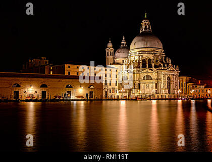 Immagine hdr della Basilica di Santa Maria della Salute a Venezia di notte Foto Stock