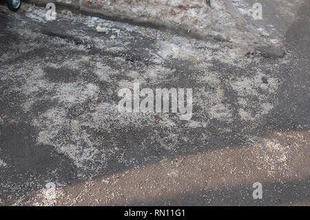 Prodotti chimici antighiaccio su strada asfaltata a Mosca Foto Stock