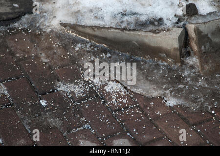 Prodotti chimici antighiaccio su strada asfaltata a Mosca Foto Stock