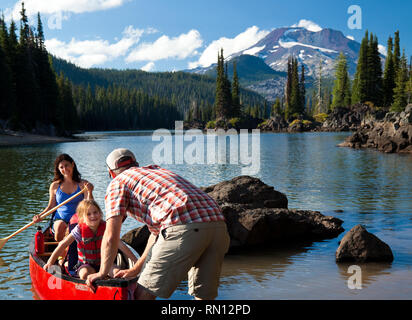 Famiglia Canoa al Lago di scintille vicino a curvatura Oregon Foto Stock