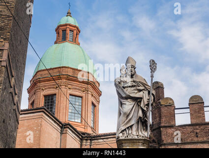 Statua del vescovo San Petronio e Chiesa Santi Bartolomeo e Gaetano a Bologna, Italia Foto Stock
