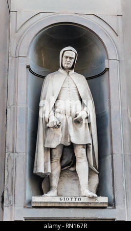 Giotto nelle nicchie del colonnato degli Uffizi, Firenze Foto Stock