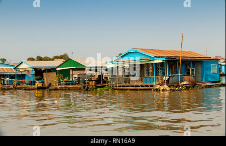 Villaggio galleggiante sul fiume Tonle Sap, Kampong Chhnang, Delta del Mekong, Cambogia, Asia Foto Stock