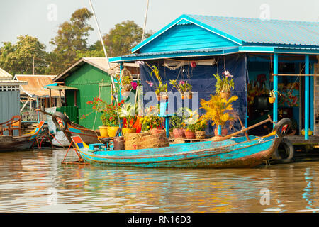 Negozio nel villaggio galleggiante sul fiume Tonle Sap, Kampong Chhnang, Delta del Mekong, Cambogia, Asia Foto Stock