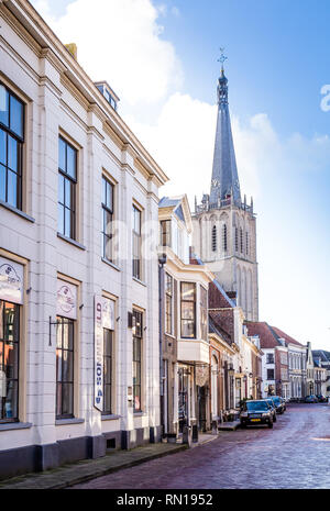 Doesburg, Paesi Bassi, Febbraio 2019: Strada Principale con chiesa Martini in Doesburg nei Paesi Bassi Foto Stock