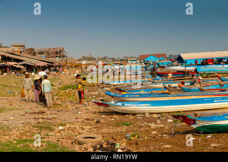 Le barche sono la sola forma di trasporto per le famiglie che vivono in villaggi flloating sul fiume Tonle Sap, Kampong Chhnang, Delta del Mekong, Cambogia, Asia Foto Stock