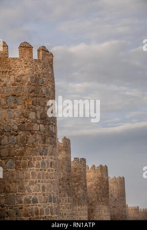 La magnifica mura medievali di Avila, Castilla y León, Spagna. Un sito Patrimonio Mondiale dell'UNESCO completata tra l'XI e il XIV secolo Foto Stock