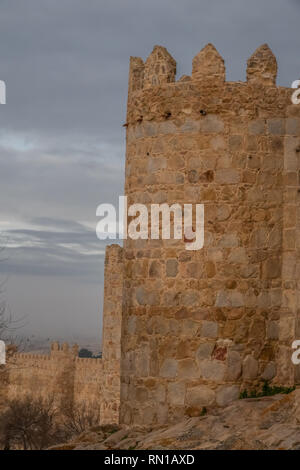 La magnifica mura medievali di Avila, Castilla y León, Spagna. Un sito Patrimonio Mondiale dell'UNESCO completata tra l'XI e il XIV secolo Foto Stock