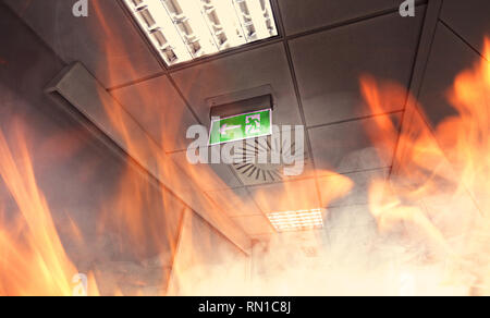 Incendio in ufficio e uscita di emergenza Foto Stock