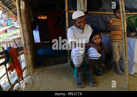 Rifugiati Rohingya persone posano per una foto di fronte a casa loro in Balukhali Refugee Camp in Ukhia, Cox's Bazar, Bangladesh. Il 02 febbraio, 2019 Foto Stock