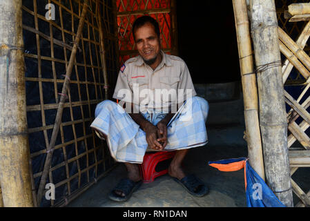 Rifugiati Rohingya persone posano per una foto di fronte a casa sua nel Balukhali Refugee Camp in Ukhia, Cox's Bazar, Bangladesh. Il 02 febbraio, 2019 Foto Stock