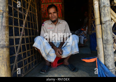 Rifugiati Rohingya persone posano per una foto di fronte a casa sua nel Balukhali Refugee Camp in Ukhia, Cox's Bazar, Bangladesh. Il 02 febbraio, 2019 Foto Stock