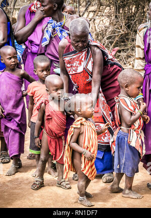 Villaggio dei masai, KENYA - 11 ottobre 2018: Unindentified africana di persone che indossano abiti tradizionali in tribù Masai, Kenya Foto Stock
