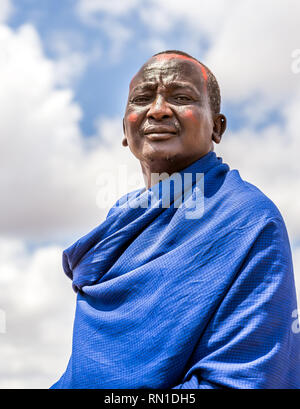 Villaggio dei masai, KENYA - 11 ottobre 2018: Unindentified uomo africano indossando abiti tradizionali in tribù Masai, Kenya Foto Stock