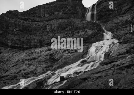 Immagine in bianco e nero di una cascata girato con una lunga esposizione, aspetto del paesaggio Foto Stock