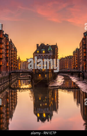 Il vecchio Speicherstadt di Amburgo, Germania, al tramonto Foto Stock