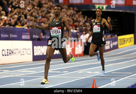 Etiopia di Samuel Tefera (sinistra) vince l'uomo 1500 metri di gara durante la Muller Indoor Grand Prix a Arena di Birmingham. Foto Stock