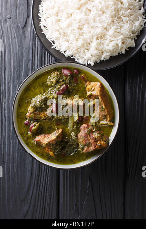 Ghormeh Sabzi persiano stufato alle erbe con carne e fagioli closeup in una ciotola sul tavolo. Verticale in alto vista da sopra Foto Stock