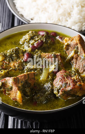 Ghormeh Sabzi persiano stufato alle erbe con carne e fagioli closeup in una ciotola sul piano verticale. Foto Stock