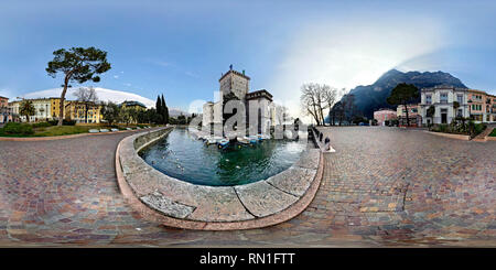 Visualizzazione panoramica a 360 gradi di La medievale Rocca è uno dei simboli della città di Riva del Garda e la casa dell'Alto Garda museo. Provincia di Trento, Italia.