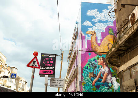 Tel Aviv Jaffa, Tel Aviv-Yafo, Florentin, Israele - 28 dicembre 2018: un alto, vista cielo di Shalma Road nel quartiere fiorentino, Tel Aviv arte murale Foto Stock