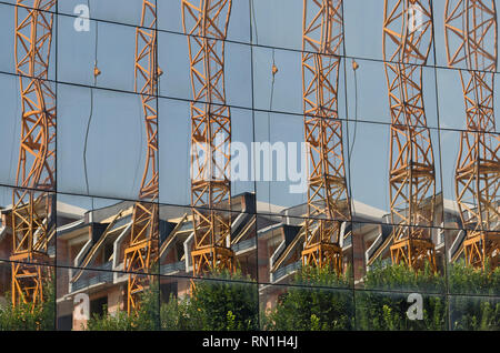 Grande gru di sollevamento nel sito in costruzione Foto Stock