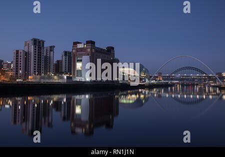 E Gateshead Newcastle Quayside, Inghilterra, Regno Unito. Foto Stock