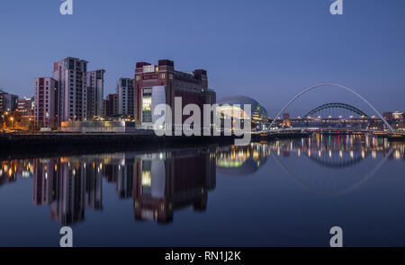 E Gateshead Newcastle Quayside, Inghilterra, Regno Unito. Foto Stock