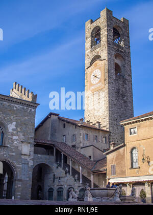 Piazza Vecchia a Bergamo, Italia con la Torre Civica campanile chiamato anche "Campanone" Foto Stock