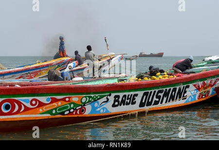 Piroghe utilizzate nella alacce pesca in Senegal, Africa occidentale Foto Stock