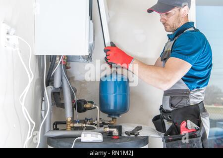 Centrale di riscaldamento a gas installazione dai professionisti del Caucaso in sistemi di riscaldamento Installer. Foto Stock