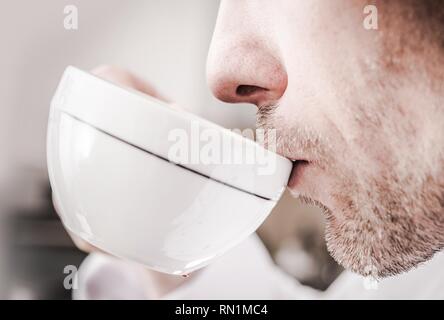 Uomini caucasici nella sua 30s a bere caffè fresco. Primo Piano Foto Stock