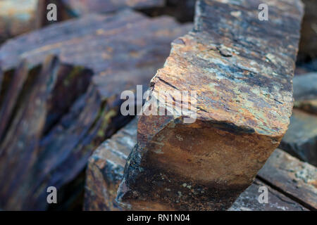 Minerali di ferro minerali ricchi di taglio pietra ornamentale con incrinature Foto Stock