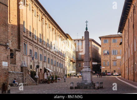 Obelisco Egiziano di fronte a Palazzo Ducale di Urbino, Italia Foto Stock