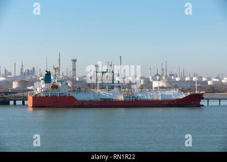 Un petrolio liquido nave cisterna su un ormeggio di raffineria Foto Stock