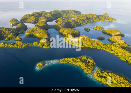 Una veduta aerea di isole Raja Ampat. Questa area è il cuore della biodiversità marina ed è una destinazione popolare per i subacquei e gli amanti dello snorkelling. Foto Stock