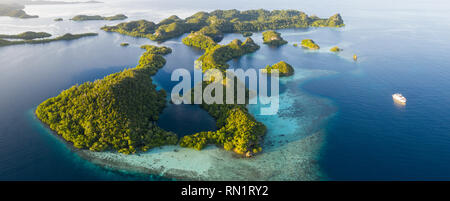 Una veduta aerea di isole Raja Ampat. Questa area è il cuore della biodiversità marina ed è una destinazione popolare per i subacquei e gli amanti dello snorkelling. Foto Stock