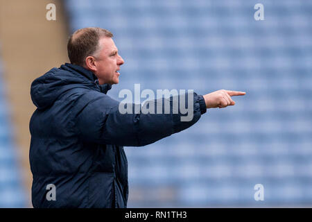 Ricoh Arena, Coventry, Regno Unito. Xvi Feb, 2019. Mark Robbins manager di Coventry City ricorda le istruzioni per il suo team durante il cielo EFL scommessa lega 1 corrispondenza tra la citta' di Coventry City e Walsall al Ricoh Arena, di Coventry Inghilterra il 16 febbraio 2019. Foto di Matteo Buchan. Solo uso editoriale, è richiesta una licenza per uso commerciale. Nessun uso in scommesse, giochi o un singolo giocatore/club/league pubblicazioni. Credit: UK Sports Pics Ltd/Alamy Live News Foto Stock