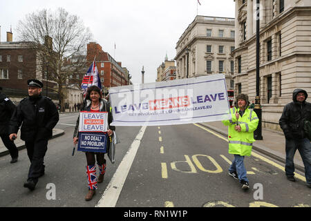 Londra, Regno Unito. Xvi Feb, 2019. Giubbotto giallo REGNO UNITO soddisfi a Trafalgar Square per una giornata di azione e in giro per le strade di Westminster. Penelope Barritt/Alamy Live News Foto Stock