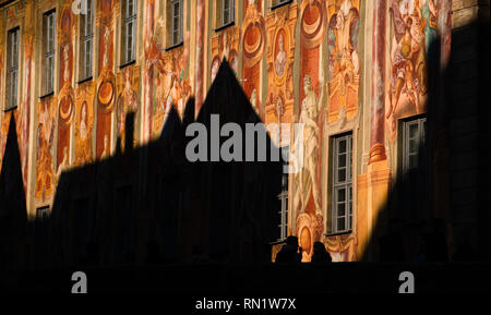 Bamberg, Germania. Xvi Feb, 2019. La luce del pomeriggio getta ombre lunghe delle case circostanti sul vecchio municipio. In primo piano un uomo è mangiare un gelato. Credito: Nicolas Armer/dpa/Alamy Live News Foto Stock