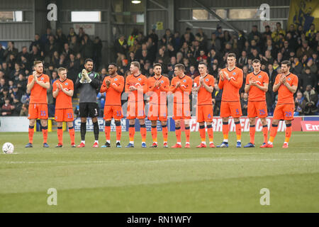 Kingston, Regno Unito. Il 16 febbraio 2019. Millwall osservare un minuti di applausi per l'Inghilterra leggenda Gordon banche durante la FA Cup il quinto round match tra AFC Wimbledon e il Millwall al Cherry Red Records Stadium, Kingston, in Inghilterra il 16 febbraio 2019. Foto di Ken scintille. Solo uso editoriale, è richiesta una licenza per uso commerciale. Nessun uso in scommesse, giochi o un singolo giocatore/club/league pubblicazioni. Credit: UK Sports Pics Ltd/Alamy Live News Foto Stock