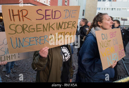 Fulda, Germania. Xvi Feb, 2019. I dimostranti di varie alleanze protesta nel centro della città contro un ascensore simultanea della estrema destra mini-party 'Der dritte Weg" (la terza strada). Le forze di polizia sono sulla scena con un grande contingente per impedire che i due campi dalla riunione. Credito: Boris Roessler/dpa/Alamy Live News Credito: dpa picture alliance/Alamy Live News Foto Stock