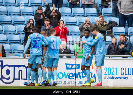 Ricoh Arena, Coventry, Regno Unito. Xvi Feb, 2019. Jordy Hiwula di Coventry City celebra il suo obiettivo con i suoi compagni di squadra durante il cielo EFL scommessa lega 1 corrispondenza tra la citta' di Coventry City e Walsall al Ricoh Arena, di Coventry Inghilterra il 16 febbraio 2019. Foto di Matteo Buchan. Solo uso editoriale, è richiesta una licenza per uso commerciale. Nessun uso in scommesse, giochi o un singolo giocatore/club/league pubblicazioni. Foto Stock