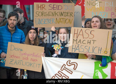 Fulda, Germania. Xvi Feb, 2019. I dimostranti di varie alleanze protesta nel centro della città contro un ascensore simultanea della estrema destra mini-party 'Der dritte Weg" (la terza strada). Le forze di polizia sono sulla scena con un grande contingente per impedire che i due campi dalla riunione. Credito: Boris Roessler/dpa/Alamy Live News Credito: dpa picture alliance/Alamy Live News Foto Stock