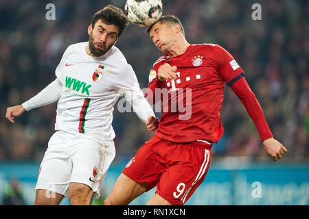 Augsburg, Germania. Il 16 febbraio 2019. Robert LEWANDOWSKI, FCB 9 competere per la palla, affrontando, duello, testata, azione, lotta contro Jan MORAVEK, FCA 14 FC AUGSBURG - FC Bayern Munich - DFL REGOLAMENTI VIETANO QUALSIASI USO DI FOTOGRAFIE come sequenze di immagini e/o quasi-VIDEO - 1.della Lega calcio tedesca , Augsburg, 15 febbraio 2019 la stagione 2018/2019, giornata 23, FCB, Monaco di Baviera © Peter Schatz / Alamy Live News Foto Stock