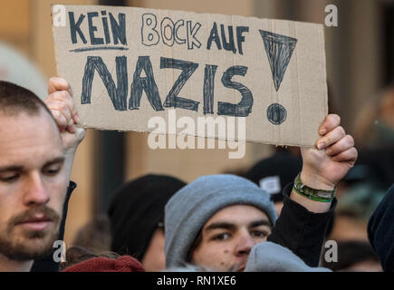 Fulda, Germania. Xvi Feb, 2019. I dimostranti di varie alleanze protesta nel centro della città contro un ascensore simultanea della estrema destra mini-party 'Der dritte Weg" (la terza strada). Le forze di polizia sono sulla scena con un grande contingente per impedire che i due campi dalla riunione. Credito: Boris Roessler/dpa/Alamy Live News Foto Stock