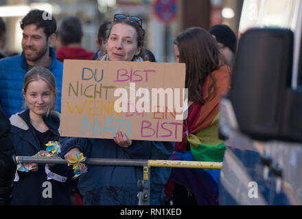 Fulda, Germania. Xvi Feb, 2019. I dimostranti di varie alleanze protesta nel centro della città contro un ascensore simultanea della estrema destra mini-party 'Der dritte Weg" (la terza strada). Le forze di polizia sono sulla scena con un grande contingente per impedire che i due campi dalla riunione. Credito: Boris Roessler/dpa/Alamy Live News Foto Stock