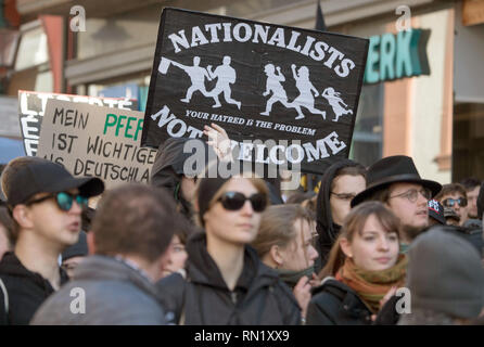 Fulda, Germania. Xvi Feb, 2019. I dimostranti di varie alleanze protesta nel centro della città contro un ascensore simultanea della estrema destra mini-party 'Der dritte Weg" (la terza strada). Le forze di polizia sono sulla scena con un grande contingente per impedire che i due campi dalla riunione. Credito: Boris Roessler/dpa/Alamy Live News Foto Stock